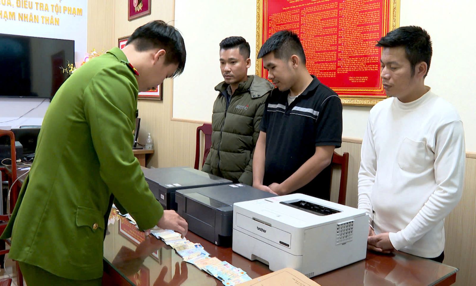 Bắt giữ 3 đối tượng chuy&ecirc;n l&agrave;m giả GPLX, đăng k&yacute; xe- Ảnh 1.