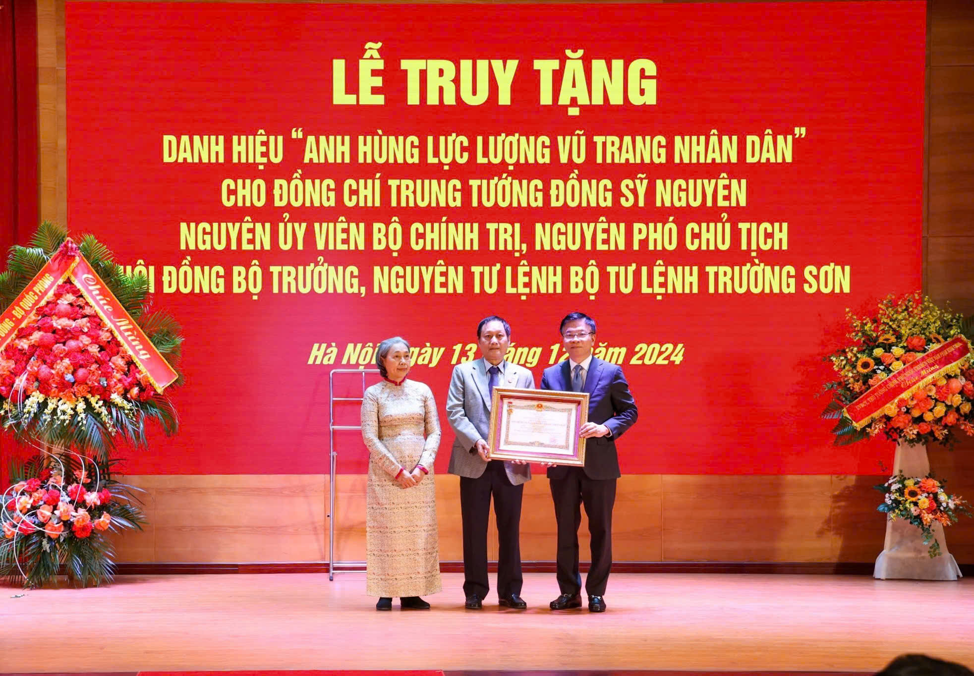 Truy tặng danh hiệu Anh hùng Lực lượng vũ trang nhân dân cho cố Trung tướng Đồng Sỹ Nguyên- Ảnh 1. Truy tặng danh hiệu Anh hùng Lực lượng vũ trang nhân dân cho cố Trung tướng Đồng Sỹ Nguyên- Ảnh 1.