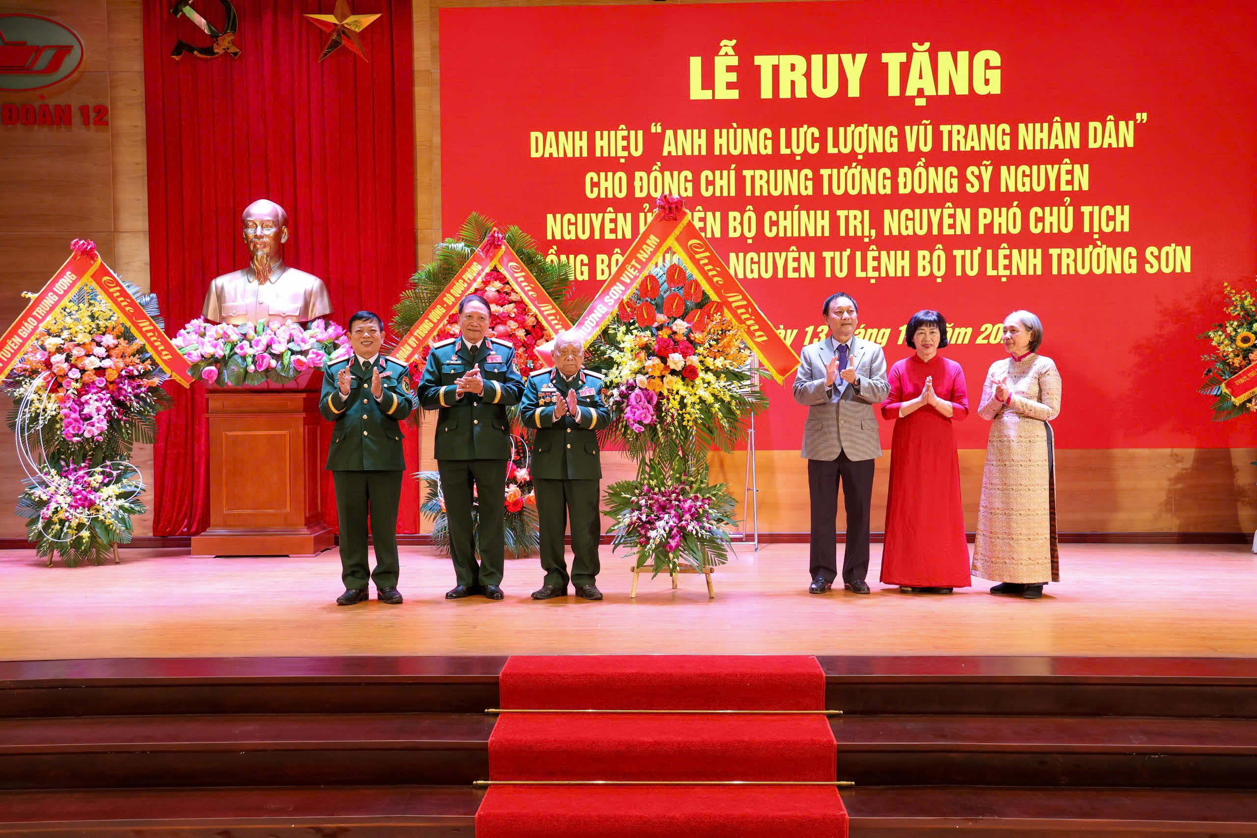 Truy tặng danh hiệu Anh hùng Lực lượng vũ trang nhân dân cho cố Trung tướng Đồng Sỹ Nguyên- Ảnh 4. Truy tặng danh hiệu Anh hùng Lực lượng vũ trang nhân dân cho cố Trung tướng Đồng Sỹ Nguyên- Ảnh 4.