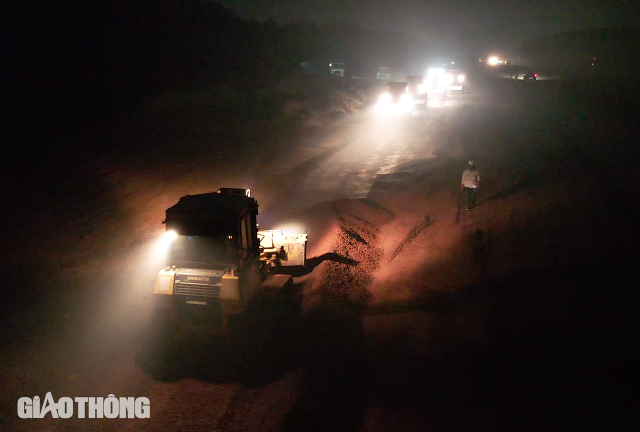Xuy&ecirc;n đ&ecirc;m thi c&ocirc;ng, cao tốc qua Đồng Nai sắp thảm 2km nhựa đầu ti&ecirc;n- Ảnh 13.