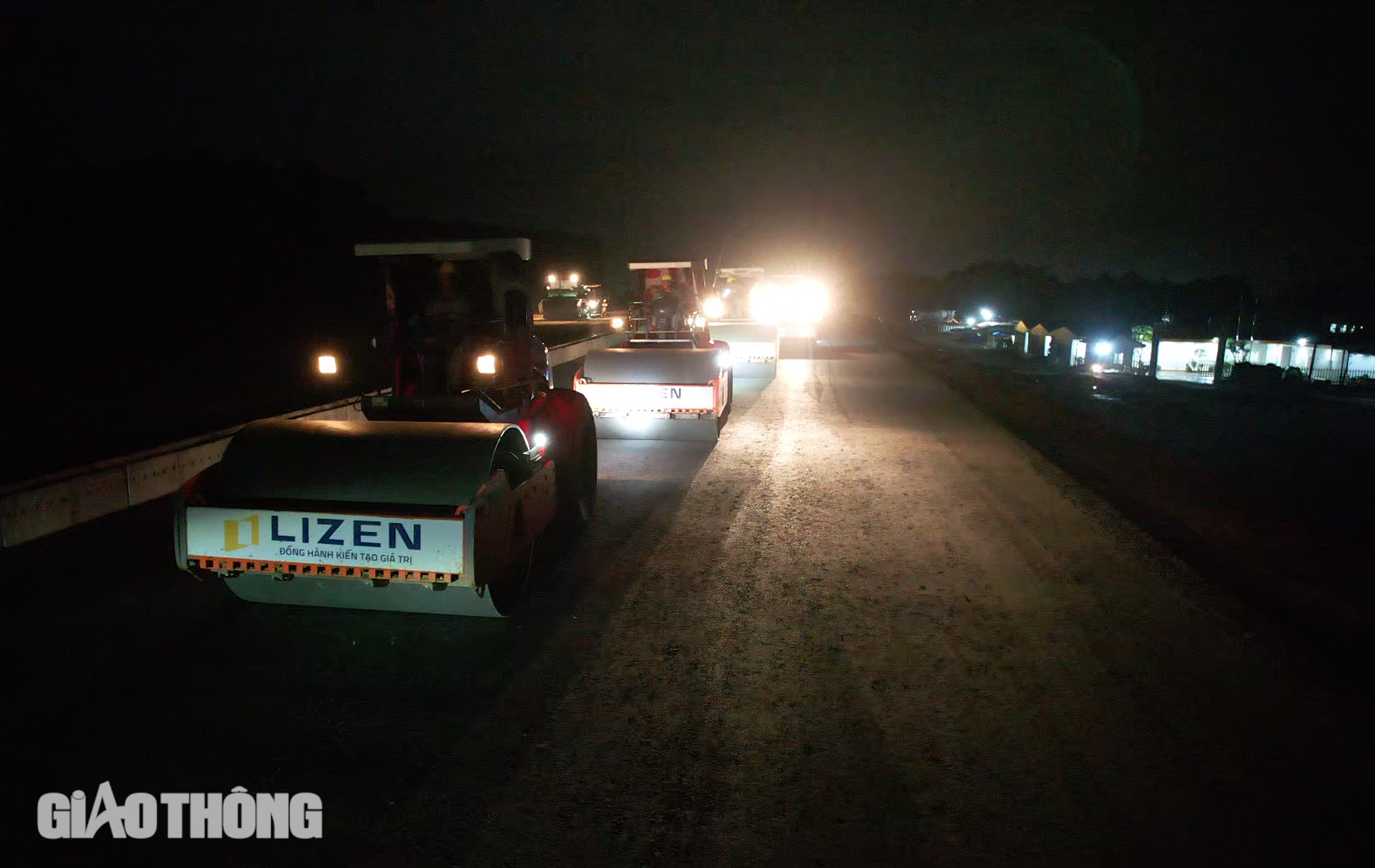 Xuy&ecirc;n đ&ecirc;m thi c&ocirc;ng, cao tốc qua Đồng Nai sắp thảm 2km nhựa đầu ti&ecirc;n- Ảnh 14.