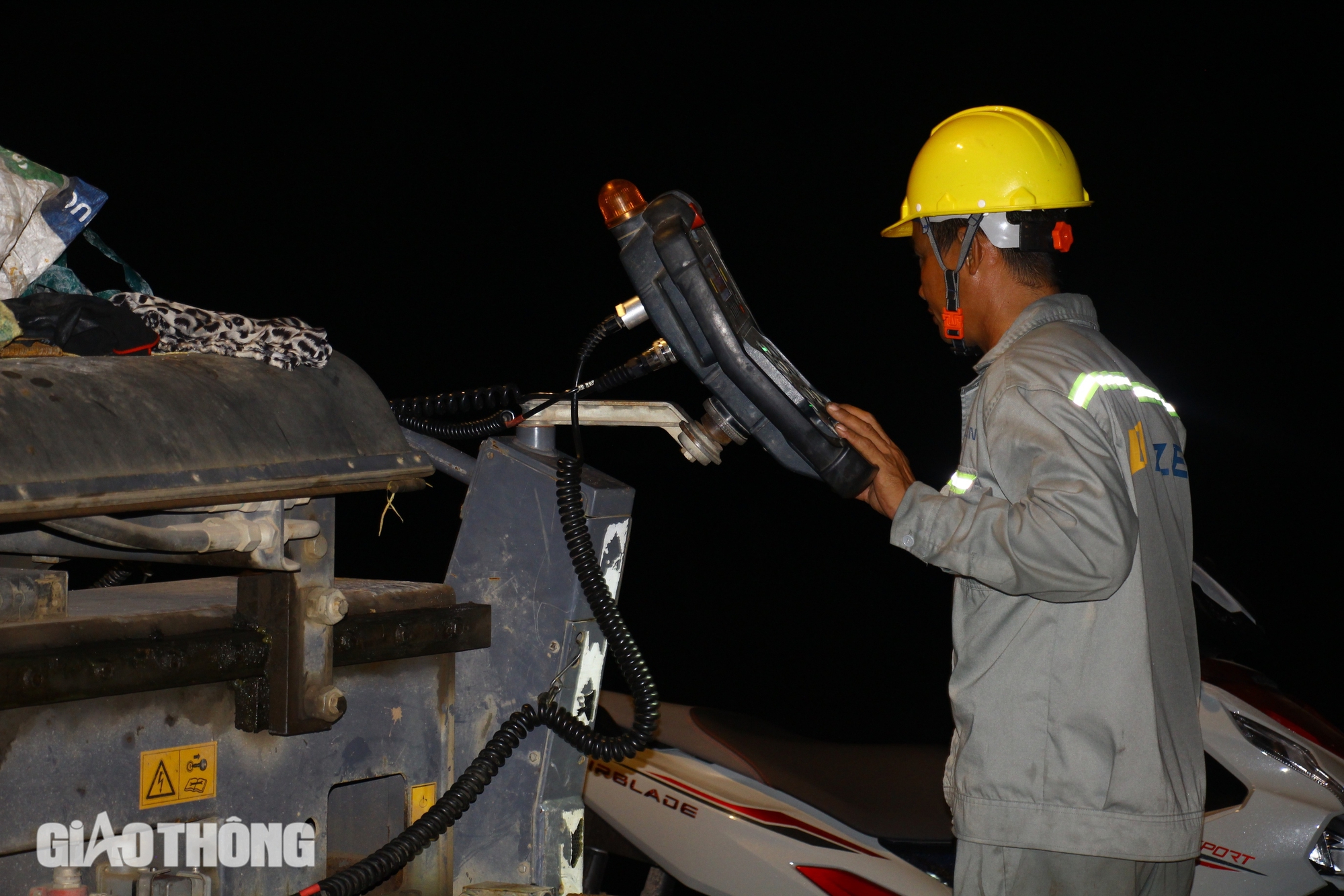 Xuy&ecirc;n đ&ecirc;m thi c&ocirc;ng, cao tốc qua Đồng Nai sắp thảm 2km nhựa đầu ti&ecirc;n- Ảnh 20.
