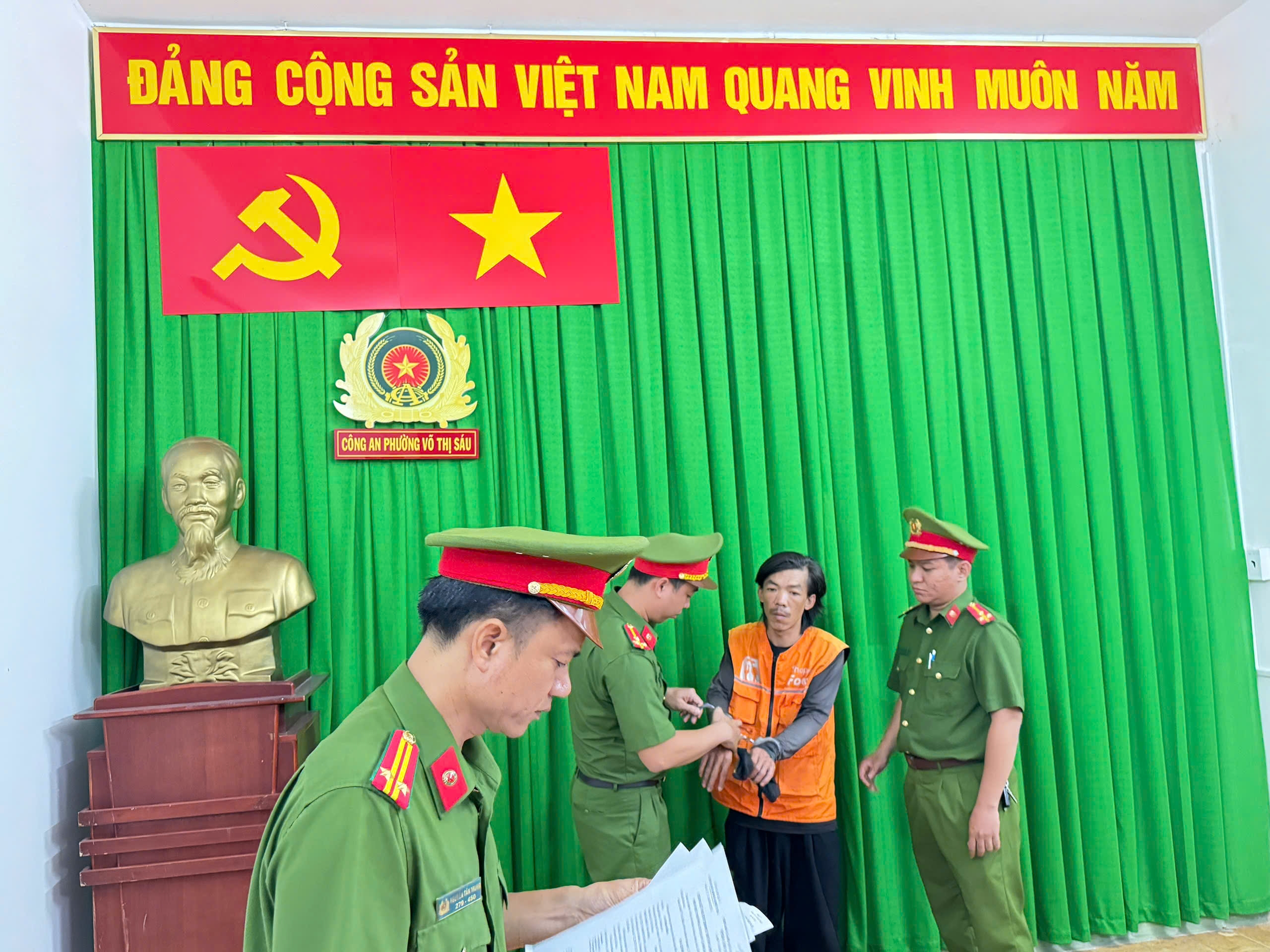 Bắt khẩn cấp t&agrave;i xế, phụ xe bu&yacute;t ẩu đả với nh&acirc;n vi&ecirc;n giao h&agrave;ng g&acirc;y n&aacute;o loạn tr&ecirc;n đường- Ảnh 1.