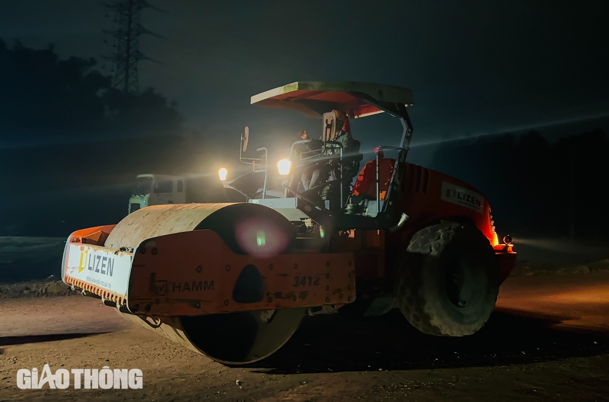 Xuy&ecirc;n đ&ecirc;m thi c&ocirc;ng, cao tốc qua Đồng Nai sắp thảm 2km nhựa đầu ti&ecirc;n- Ảnh 17.
