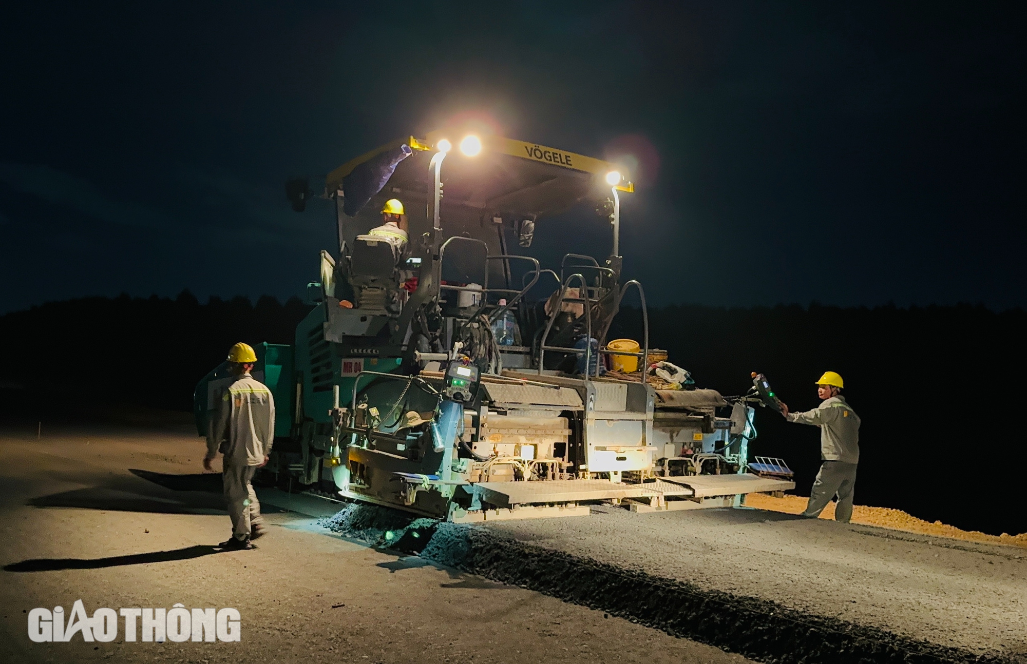 Xuy&ecirc;n đ&ecirc;m thi c&ocirc;ng, cao tốc qua Đồng Nai sắp thảm 2km nhựa đầu ti&ecirc;n- Ảnh 15.