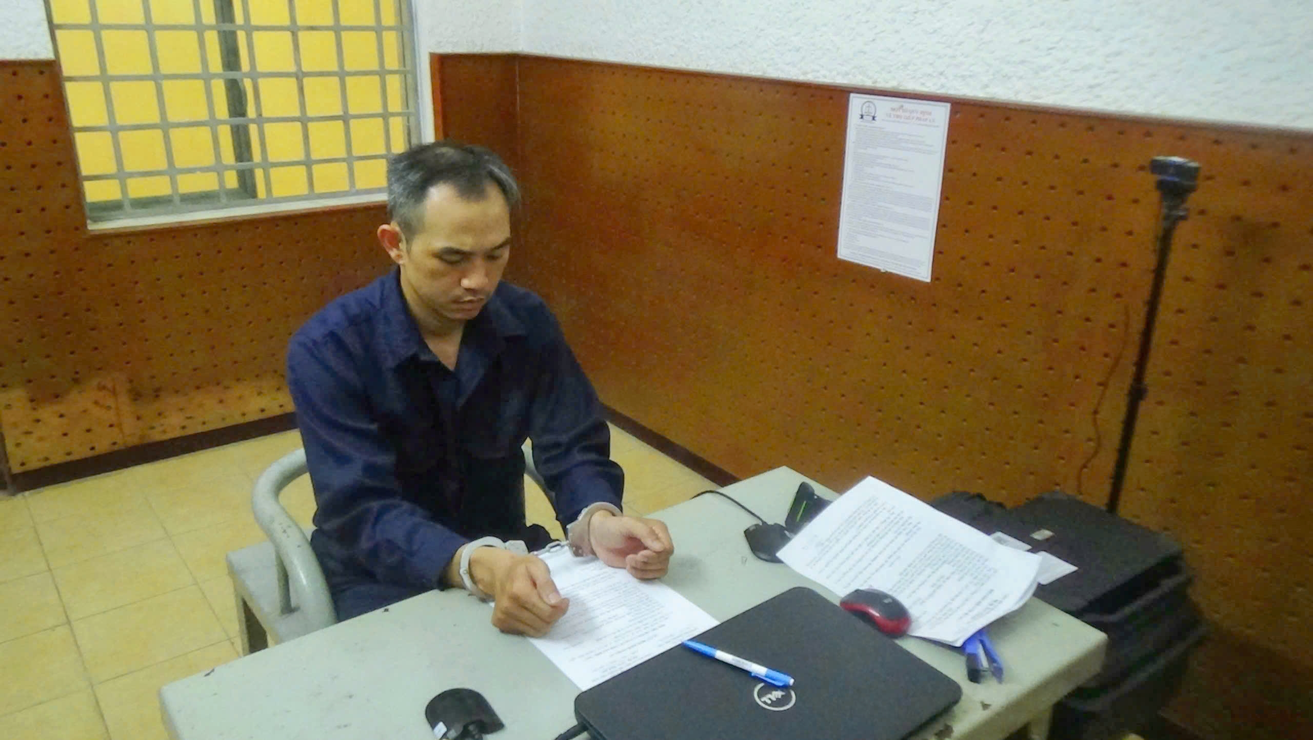 Khởi tố, bắt tạm giam kẻ đ&aacute;nh, đạp phụ nữ sau va chạm giao th&ocirc;ng- Ảnh 1.