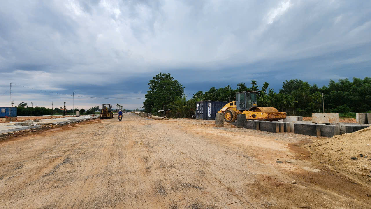 Quảng Ngãi tìm cách gỡ vướng, hoàn thành dự án đường 700 tỷ trong năm 2025- Ảnh 4. Quảng Ngãi tìm cách gỡ vướng, hoàn thành dự án đường 700 tỷ trong năm 2025- Ảnh 4.