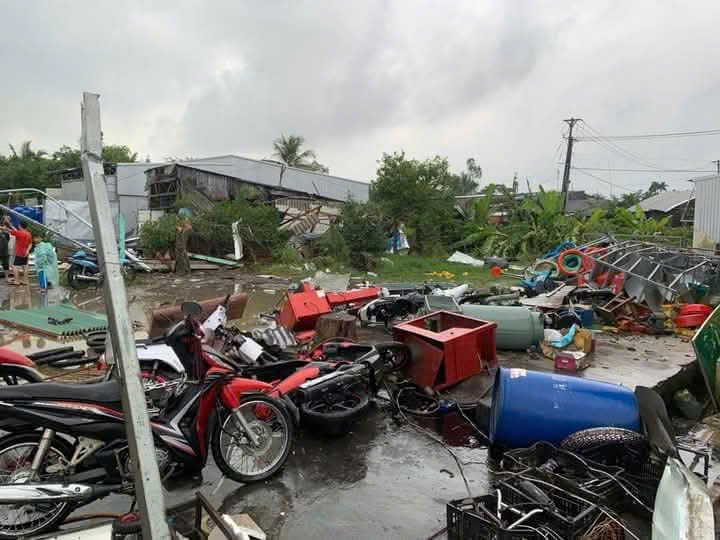 Lốc xoáy làm tốc mái 64 căn nhà ở Sóc Trăng- Ảnh 3. Lốc xoáy làm tốc mái 64 căn nhà ở Sóc Trăng- Ảnh 3.