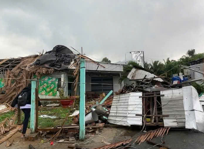 Lốc xoáy làm tốc mái 64 căn nhà ở Sóc Trăng- Ảnh 4. Lốc xoáy làm tốc mái 64 căn nhà ở Sóc Trăng- Ảnh 4.