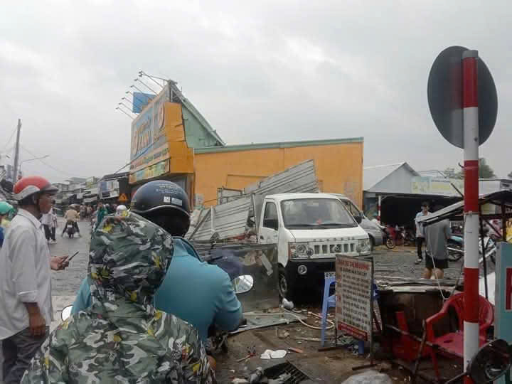 Lốc xoáy làm tốc mái 64 căn nhà ở Sóc Trăng- Ảnh 2. Lốc xoáy làm tốc mái 64 căn nhà ở Sóc Trăng- Ảnh 2.