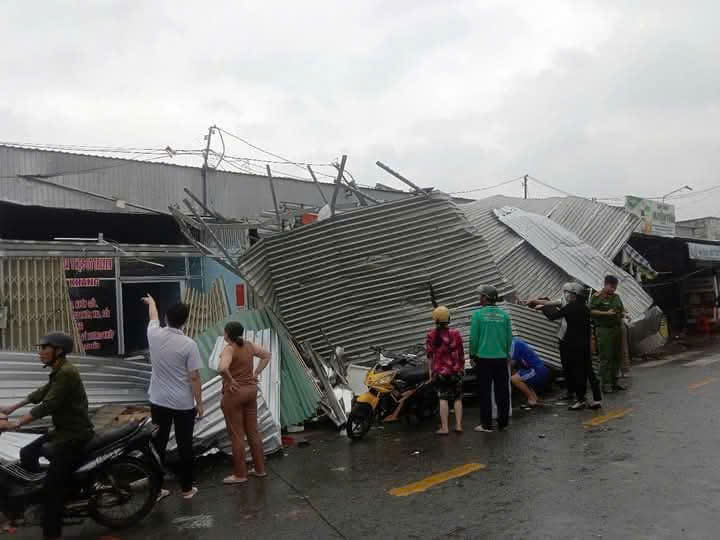 Lốc xoáy làm tốc mái 64 căn nhà ở Sóc Trăng- Ảnh 5. Lốc xoáy làm tốc mái 64 căn nhà ở Sóc Trăng- Ảnh 5.