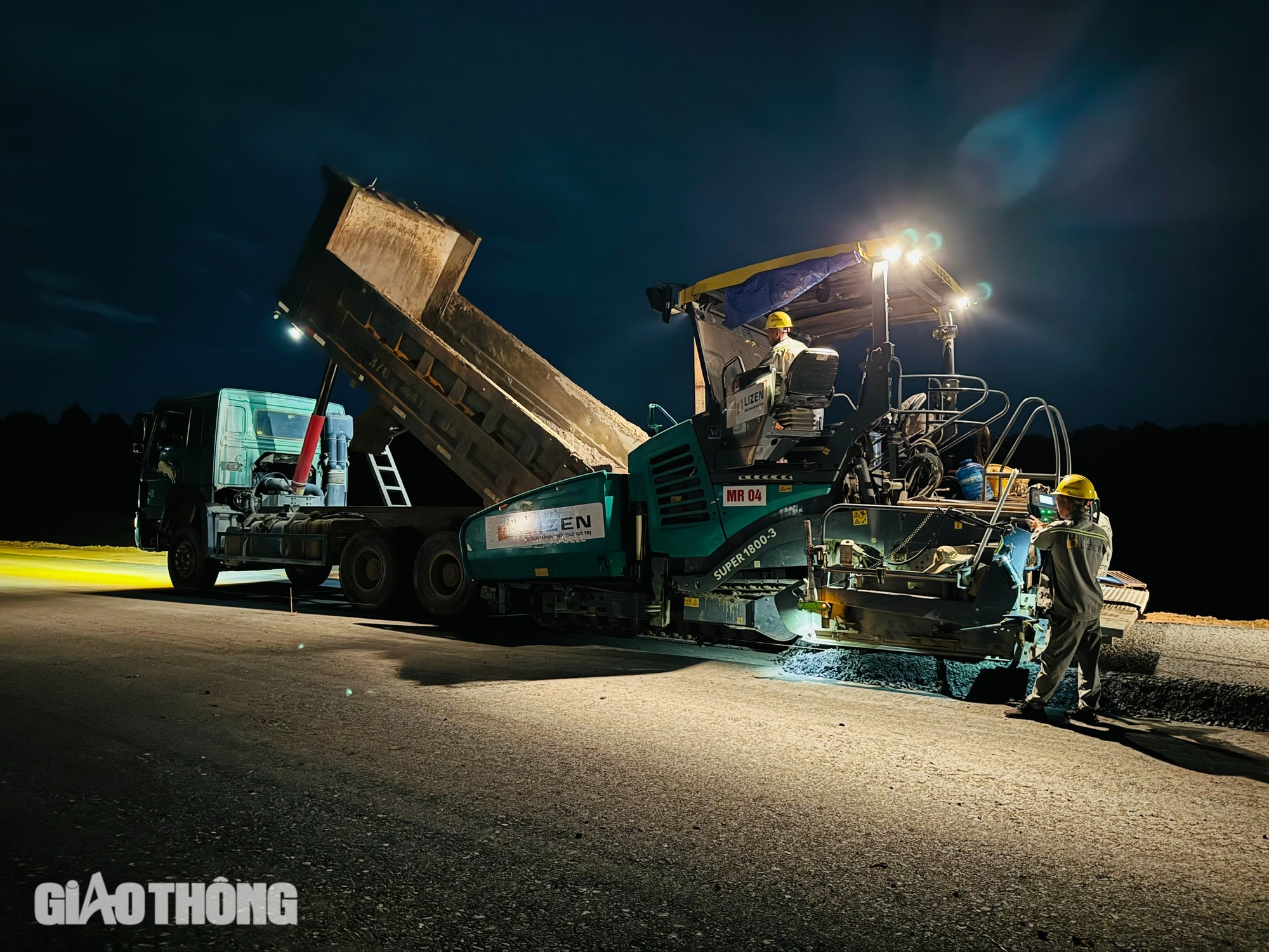 Xuy&ecirc;n đ&ecirc;m thi c&ocirc;ng, cao tốc qua Đồng Nai sắp thảm 2km nhựa đầu ti&ecirc;n- Ảnh 3.