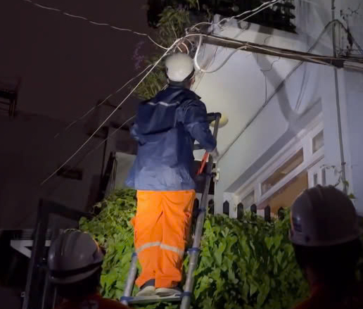 Nổ hệ thống điện năng lượng mặt trời, nhà cao tầng bốc cháy dữ dội- Ảnh 1. Nổ hệ thống điện năng lượng mặt trời, nhà cao tầng bốc cháy dữ dội- Ảnh 1.