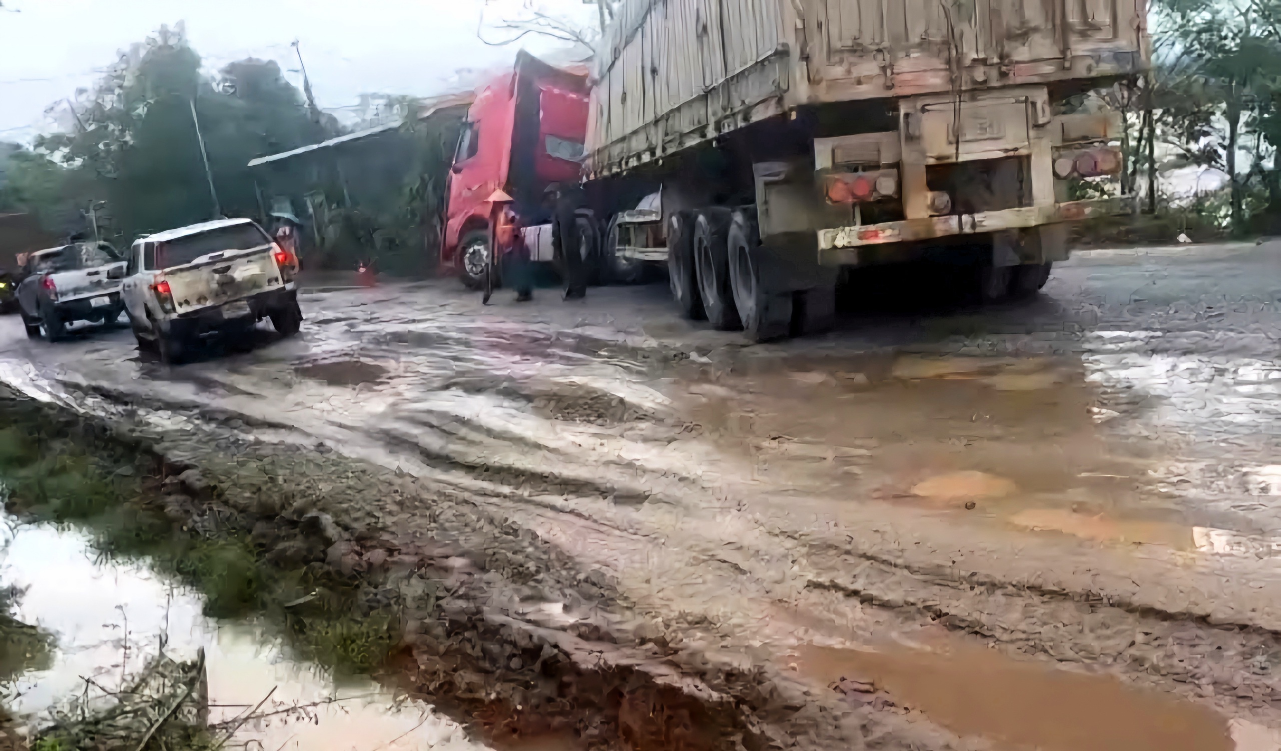 Mưa kéo dài, nhiều tuyến quốc lộ tại Quảng Nam hư hỏng, ngập sâu- Ảnh 1. Mưa kéo dài, nhiều tuyến quốc lộ tại Quảng Nam hư hỏng, ngập sâu- Ảnh 1.