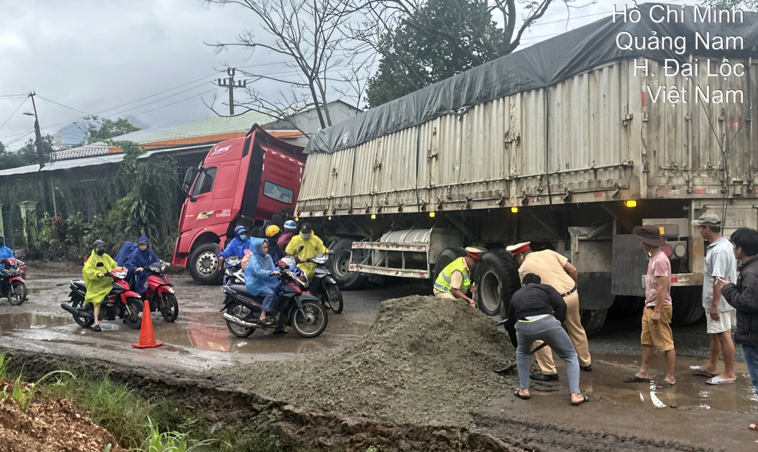 Mặt đường QL14B qua Quảng Nam bong tr&oacute;c, chi ch&iacute;t ổ g&agrave; sau mưa lớn- Ảnh 1.