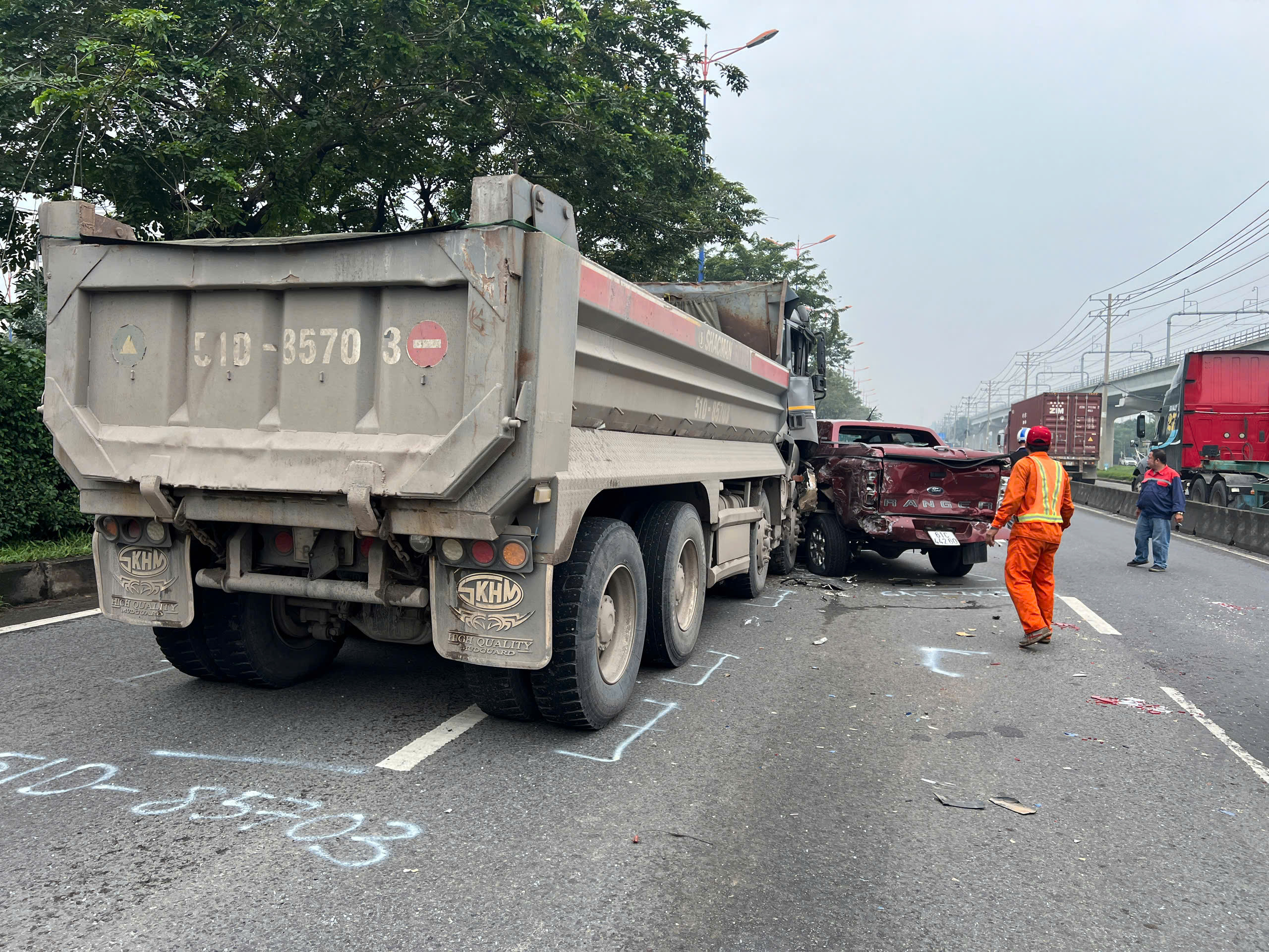 Xe ben t&ocirc;ng loạn xạ g&acirc;y tai nạn li&ecirc;n ho&agrave;n với loạt xe chờ đ&egrave;n đỏ tr&ecirc;n đường V&otilde; Nguy&ecirc;n Gi&aacute;p- Ảnh 3.