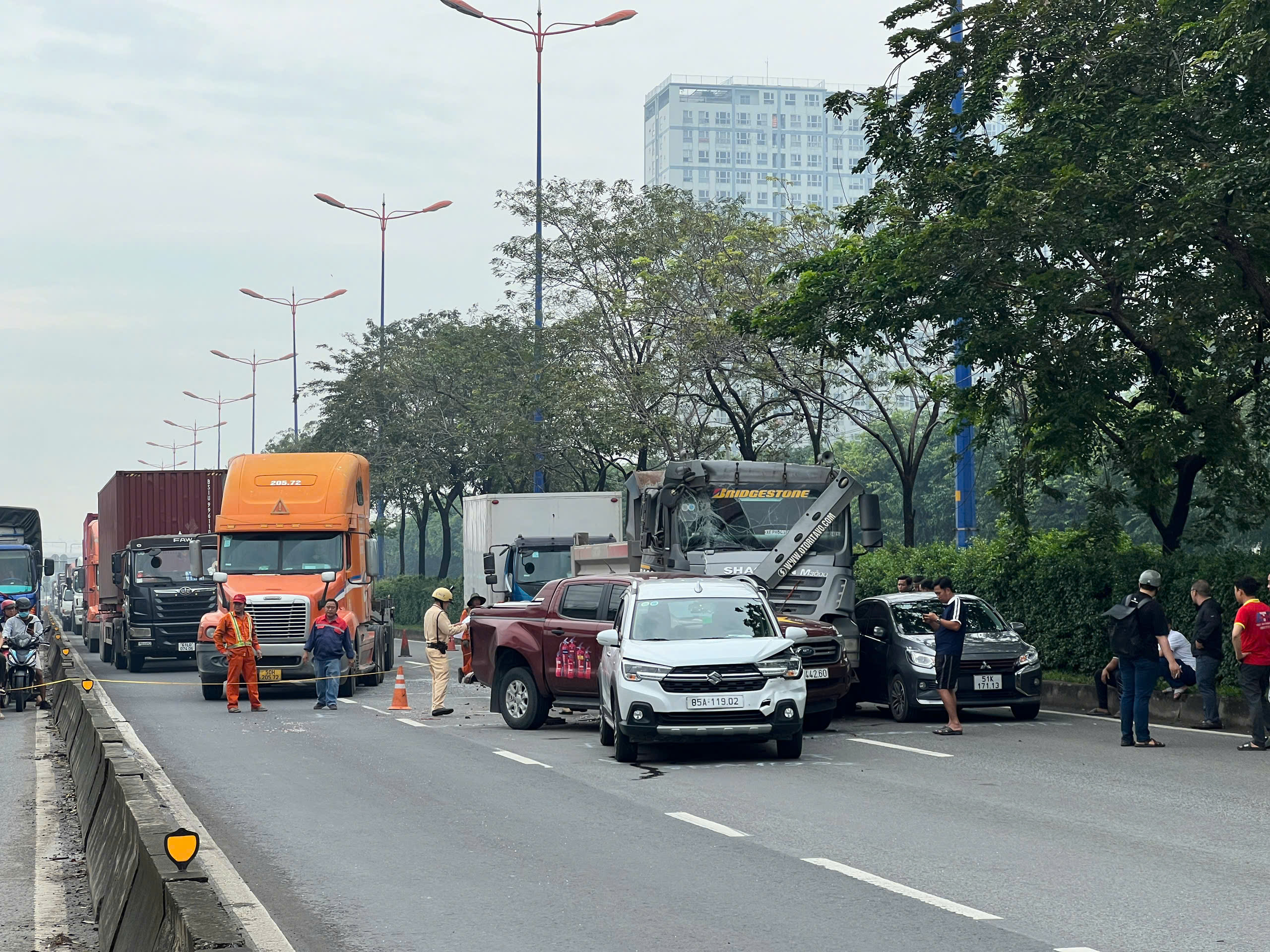 Xe ben t&ocirc;ng loạn xạ g&acirc;y tai nạn li&ecirc;n ho&agrave;n với loạt xe chờ đ&egrave;n đỏ tr&ecirc;n đường V&otilde; Nguy&ecirc;n Gi&aacute;p- Ảnh 1.
