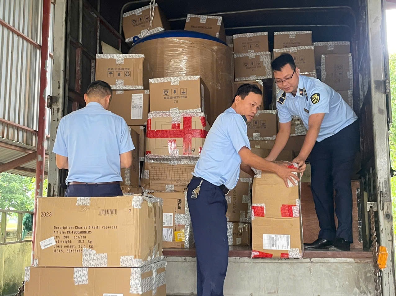 Quản lý thị trường chuyển cơ quan điều tra 162 vụ có dấu hiệu tội phạm trong 11 tháng- Ảnh 3. Quản lý thị trường chuyển cơ quan điều tra 162 vụ có dấu hiệu tội phạm trong 11 tháng- Ảnh 3.