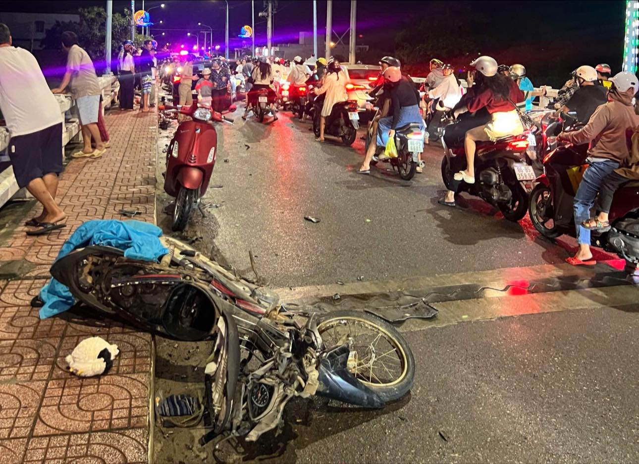 Tai nạn li&ecirc;n ho&agrave;n &ocirc; t&ocirc; với 3 xe m&aacute;y, 5 người bị thương ở B&igrave;nh Thuận- Ảnh 2.