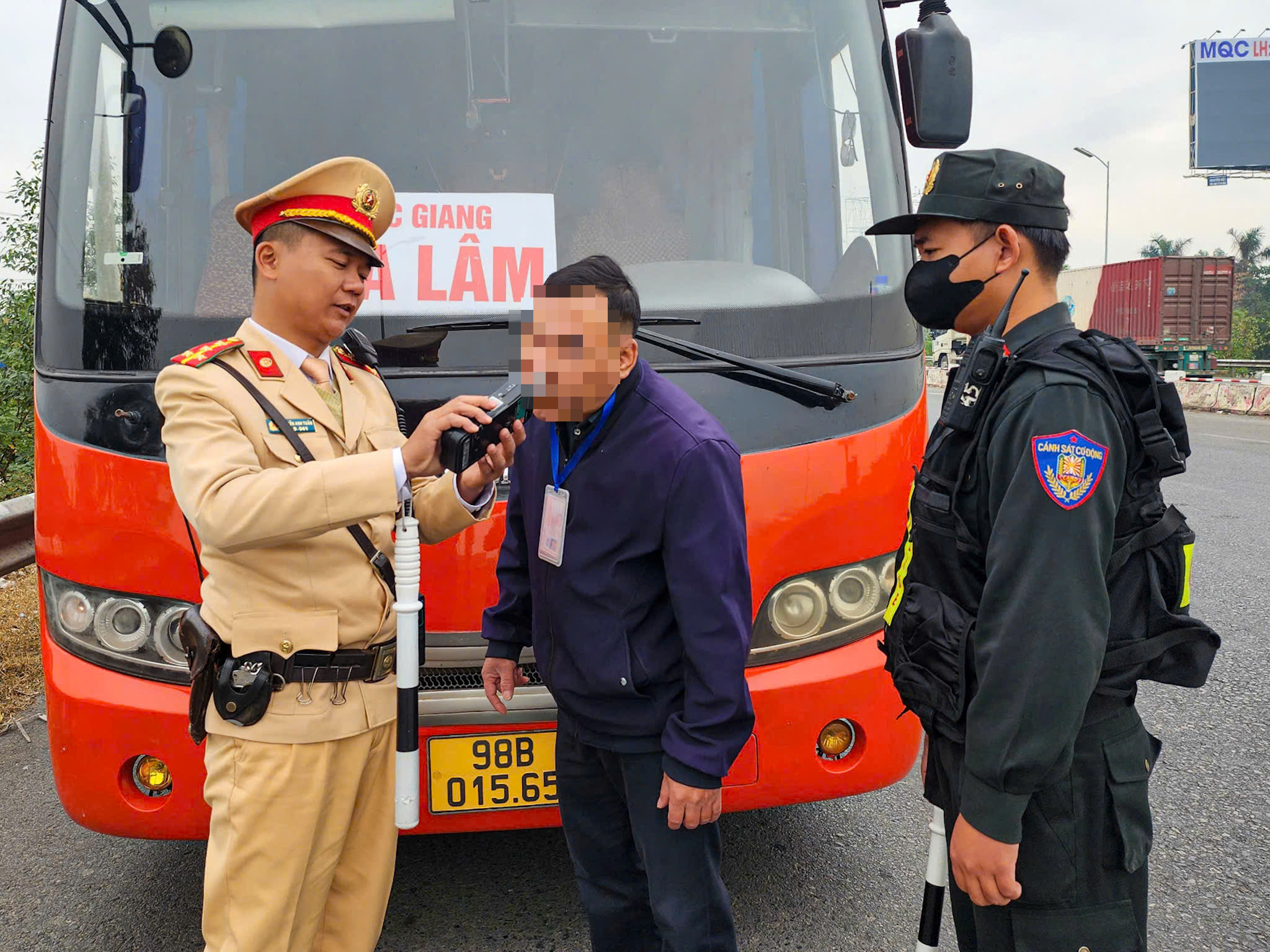 CSGT v&agrave;o bến tr&iacute;ch xuất camera h&agrave;nh tr&igrave;nh xử phạt t&agrave;i xế xe kh&aacute;ch vi phạm- Ảnh 11.