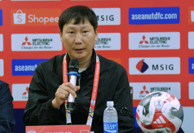 HLV Kim Sang-sik tiếc v&igrave; kh&ocirc;ng thể l&agrave;m điều n&agrave;y cho người h&acirc;m mộ- Ảnh 1.