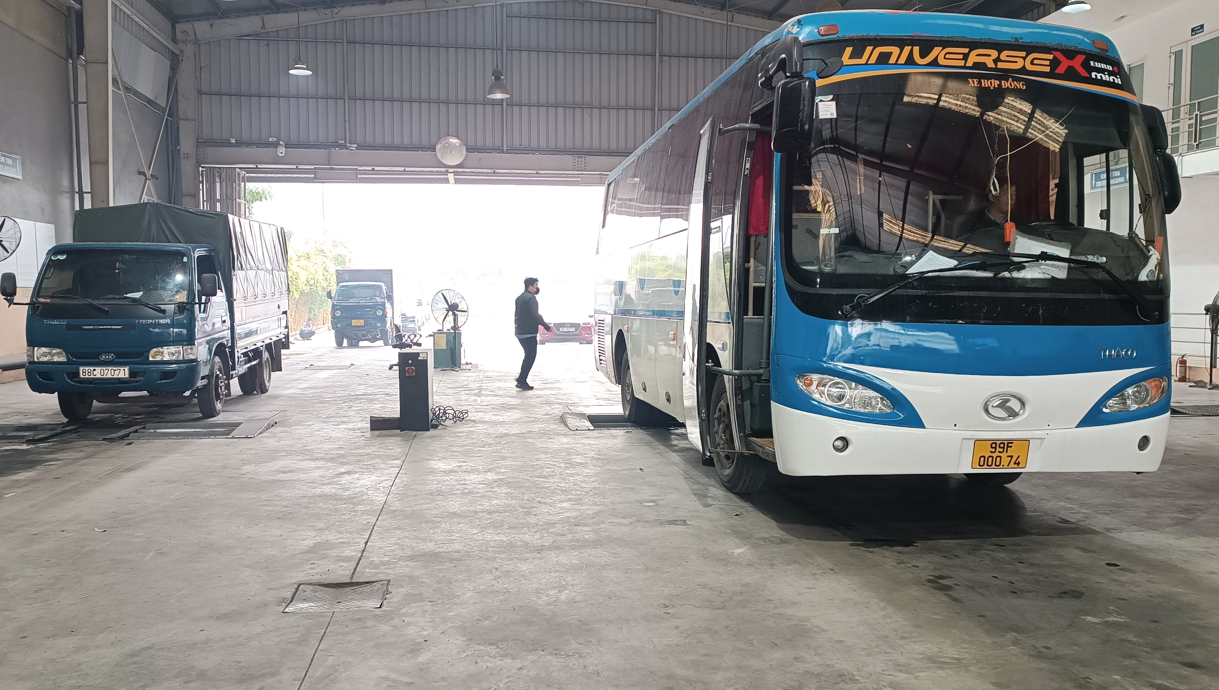 Từ 2025, bỏ tem kiểm định ri&ecirc;ng d&agrave;nh cho xe kinh doanh vận tải- Ảnh 1.