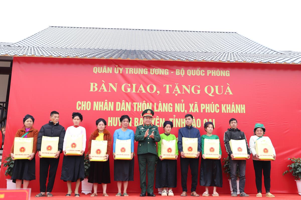 Bộ Quốc ph&ograve;ng b&agrave;n giao nh&agrave;, tặng qu&agrave; người d&acirc;n L&agrave;ng Nủ- Ảnh 1.