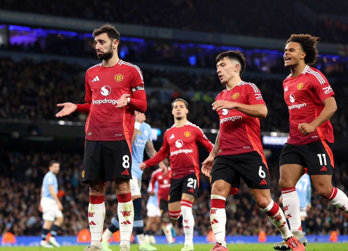 Ngoại hạng Anh: Ghi 2 b&agrave;n trong 3 ph&uacute;t, MU ngược d&ograve;ng kh&oacute; tin trước Man City- Ảnh 1.