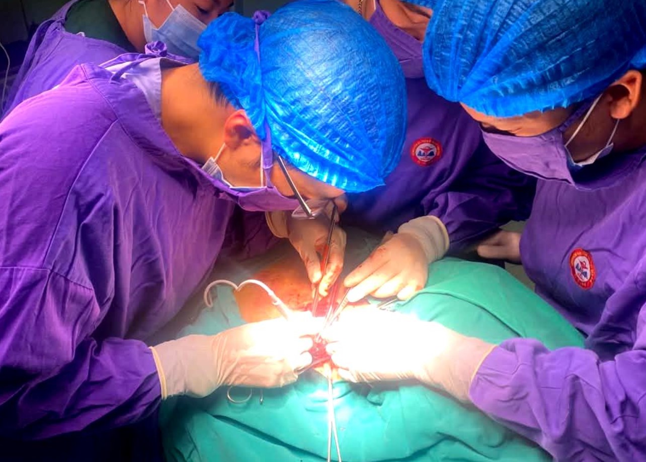 5 ng&agrave;y, 3 cuộc phẫu thuật gi&agrave;nh sự sống cho bệnh nh&acirc;n TNGT- Ảnh 1.