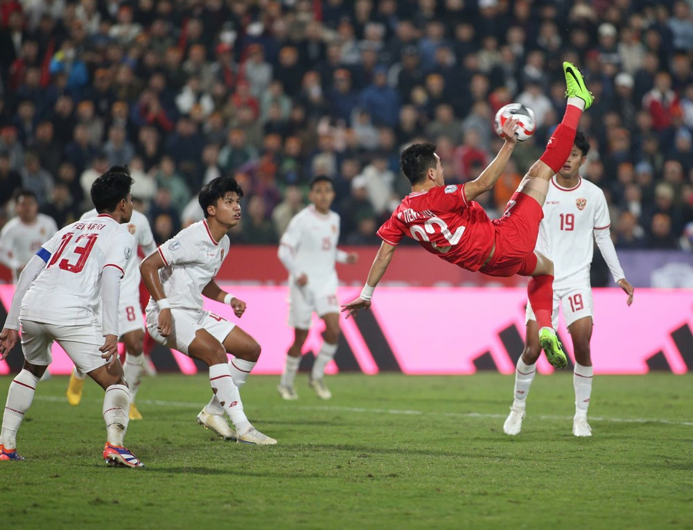 CĐV Indonesia c&oacute; h&agrave;nh động bất ngờ với tuyển Việt Nam sau trận quyết đấu tại AFF Cup- Ảnh 1.