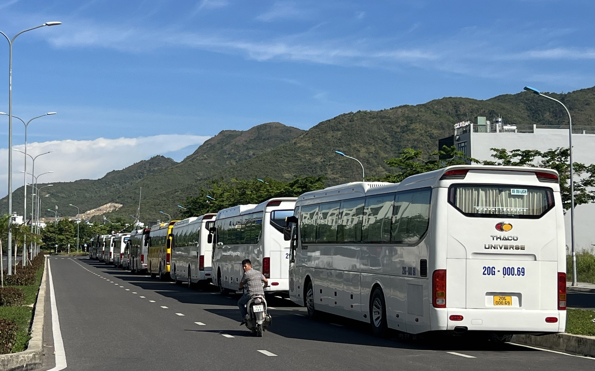 Xe du lịch tr&ecirc;n 29 chỗ bị cấm v&agrave;o trung t&acirc;m Nha Trang: Ng&agrave;nh du lịch Kh&aacute;nh H&ograve;a n&oacute;i g&igrave;?