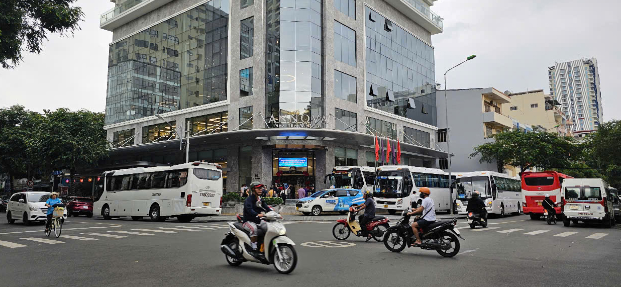 Xe du lịch trên 29 chỗ bị cấm vào trung tâm Nha Trang: Ngành du lịch Khánh Hòa nói gì?- Ảnh 1. Xe du lịch trên 29 chỗ bị cấm vào trung tâm Nha Trang: Ngành du lịch Khánh Hòa nói gì?- Ảnh 1.