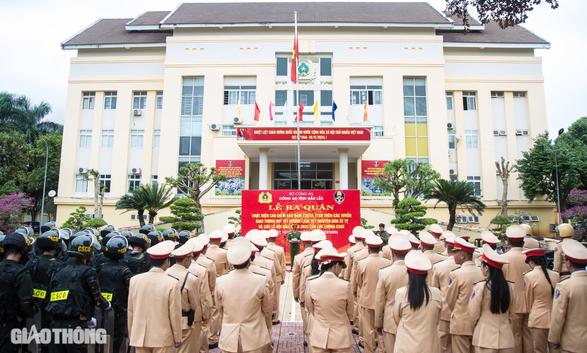 CSGT Đắk Lắk ra qu&acirc;n cao điểm bảo đảm an to&agrave;n giao th&ocirc;ng dịp lễ, Tết 2025- Ảnh 1.