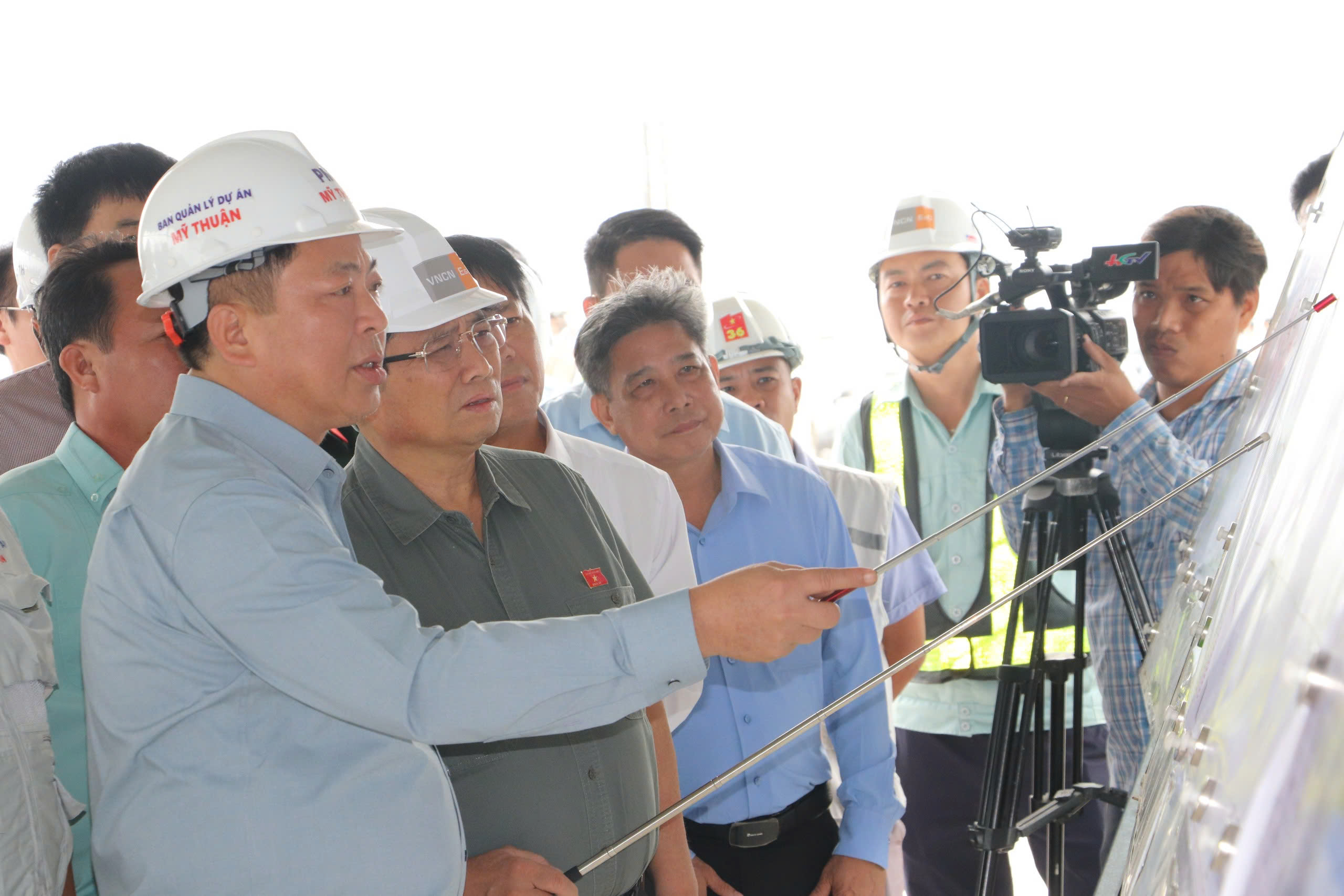 Thủ tướng: Kh&ocirc;ng để c&ocirc;ng nh&acirc;n, nh&agrave; thầu c&ocirc; đơn tr&ecirc;n c&ocirc;ng trường giao th&ocirc;ng- Ảnh 4.