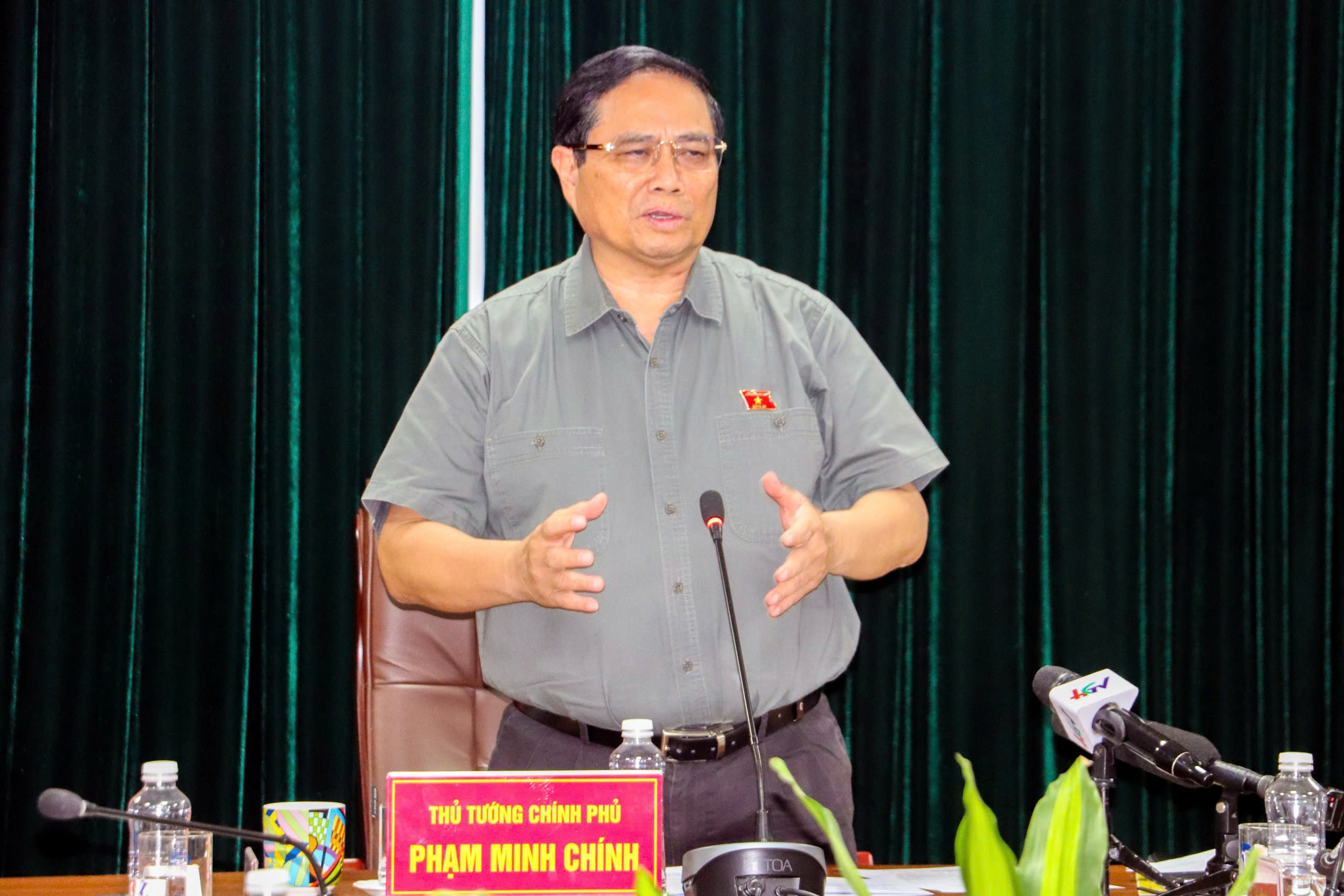 Thủ tướng: Kh&ocirc;ng để c&ocirc;ng nh&acirc;n, nh&agrave; thầu c&ocirc; đơn tr&ecirc;n c&ocirc;ng trường giao th&ocirc;ng- Ảnh 2.