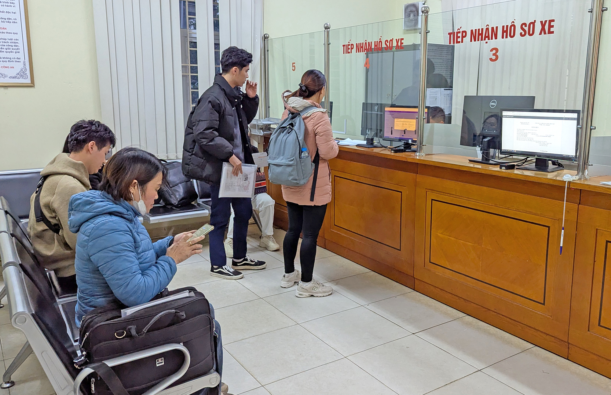 Hết cảnh chen ch&uacute;c, xếp h&agrave;ng đăng k&yacute; &ocirc; t&ocirc;- Ảnh 2.