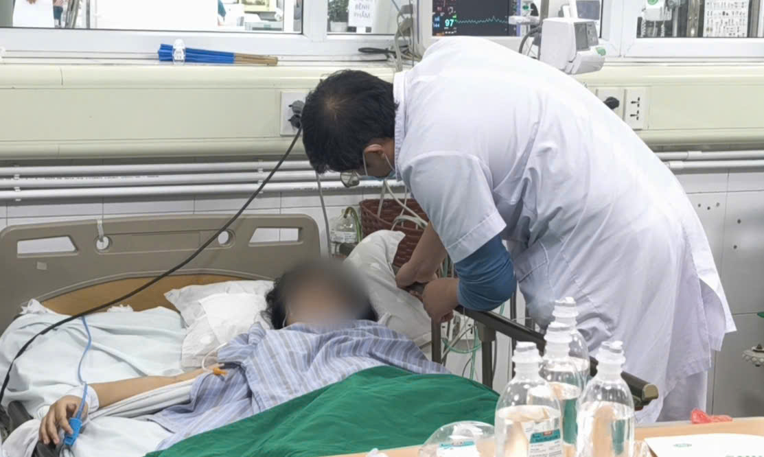 C&ocirc; g&aacute;i trẻ mắc vi&ecirc;m n&atilde;o, bất ngờ nguy&ecirc;n nh&acirc;n từ khối u buồng trứng- Ảnh 1.