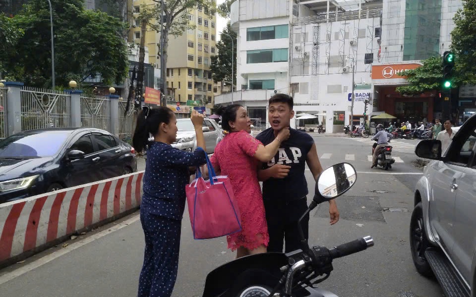 Bắt khẩn cấp t&agrave;i xế &ocirc; t&ocirc; đấm li&ecirc;n tục v&agrave;o mặt người đi xe m&aacute;y- Ảnh 1.