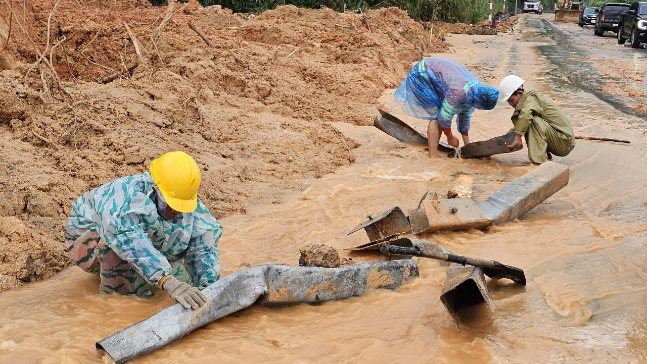 Cận cảnh hiện trường sạt lở tại Km43, đường đ&egrave;o Kh&aacute;nh L&ecirc;- Ảnh 9.