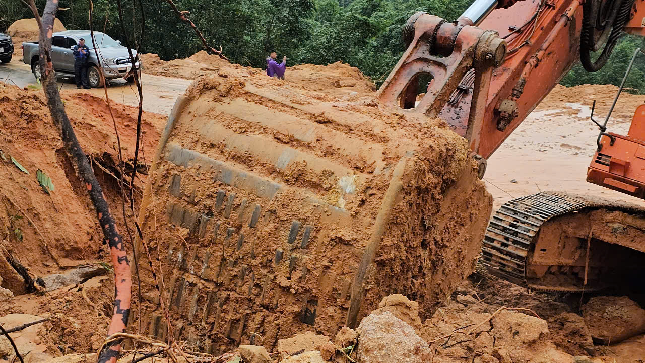 Cận cảnh hiện trường sạt lở tại Km43, đường đ&egrave;o Kh&aacute;nh L&ecirc;- Ảnh 5.