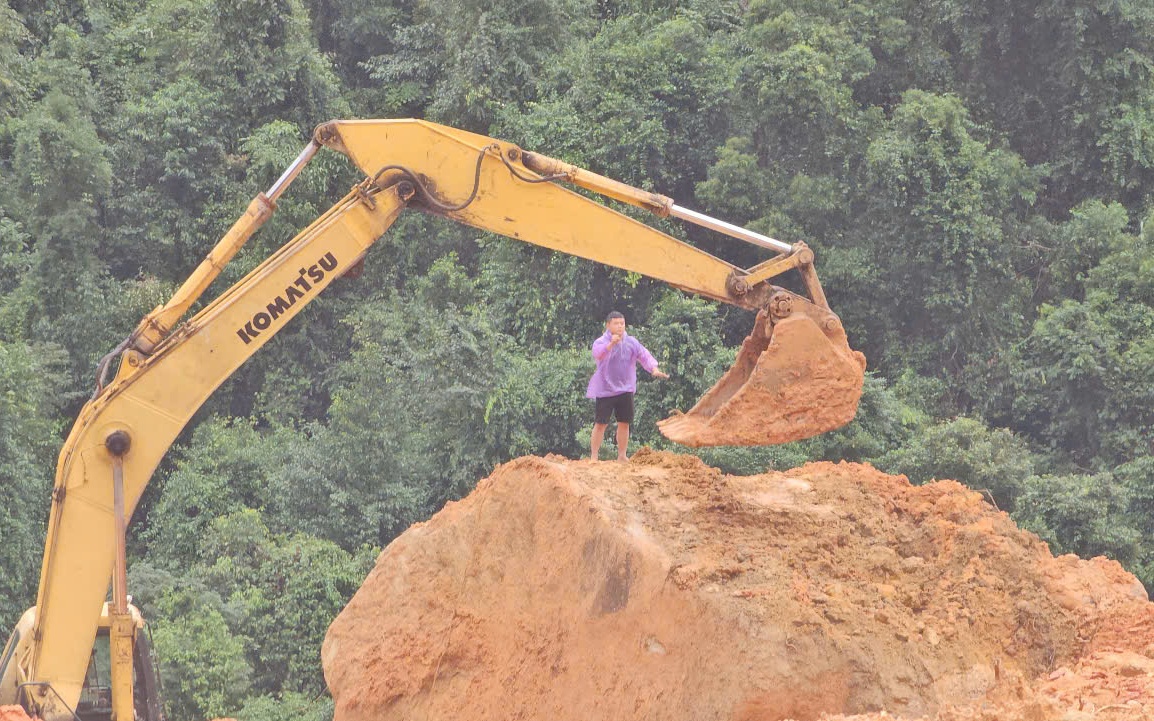Khánh Hòa tặng bằng khen các tập thể xuất sắc nỗ lực khắc phục sạt lở đèo Khánh Lê- Ảnh 3. Cận cảnh hiện trường sạt lở tại Km43, đường đèo Khánh Lê