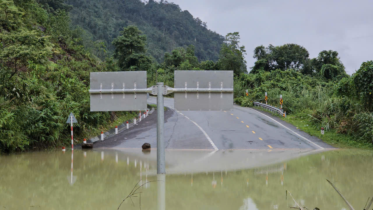 Cận cảnh hiện trường sạt lở tại Km43, đường đ&egrave;o Kh&aacute;nh L&ecirc;- Ảnh 3.