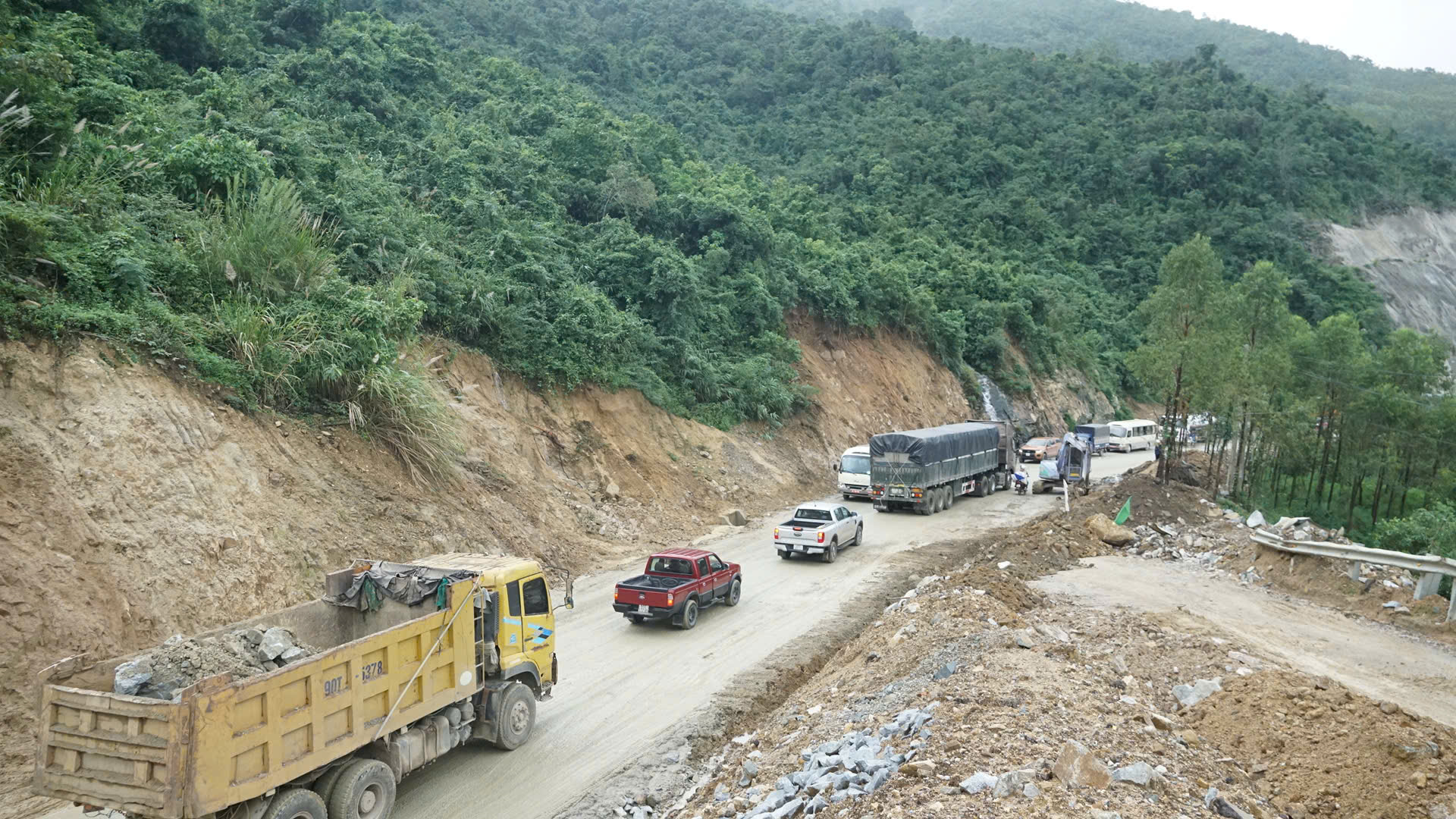 Nỗ lực xử l&yacute; sạt lở để th&ocirc;ng đ&egrave;o An Kh&ecirc;- Ảnh 2.