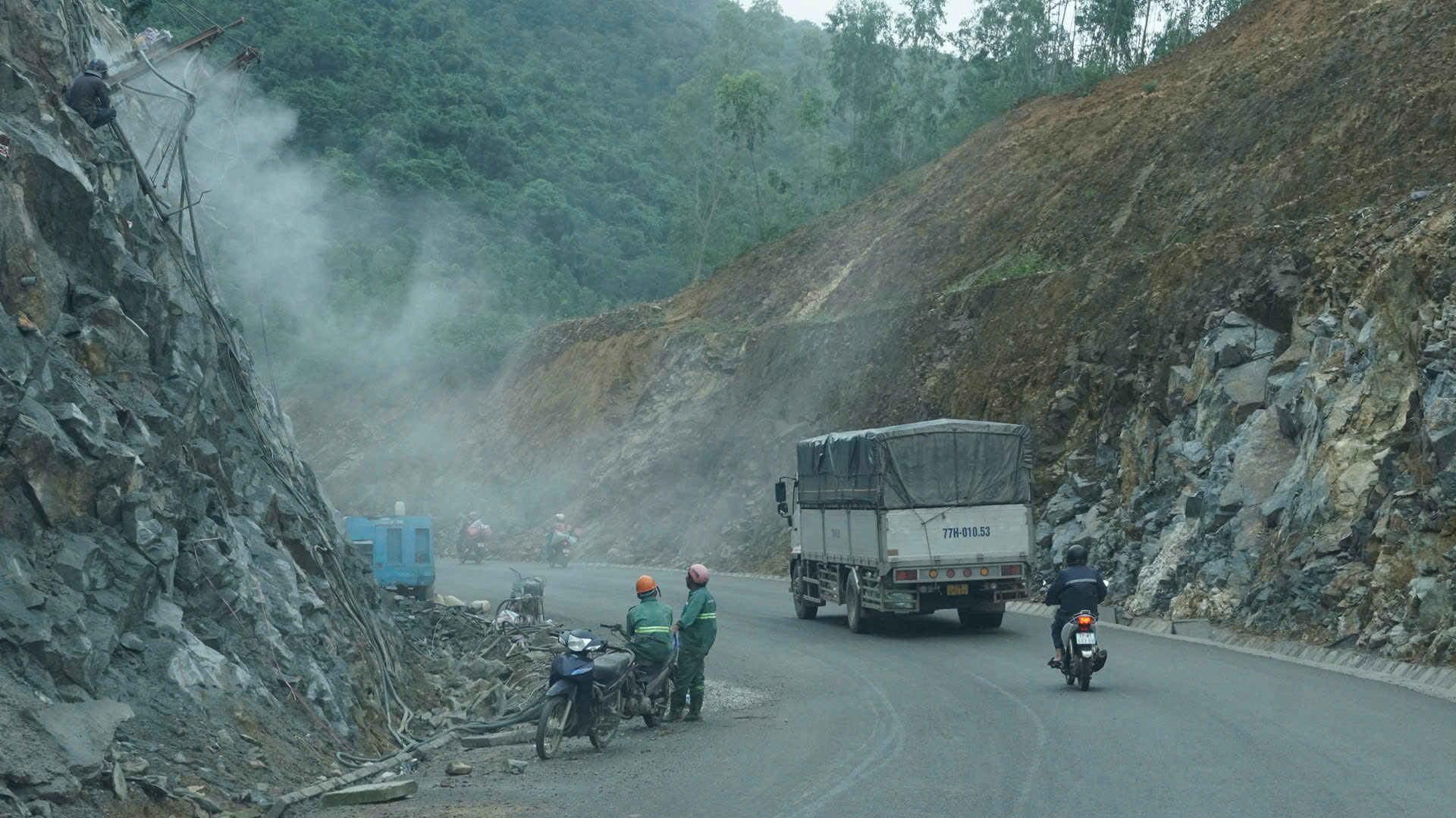 Nỗ lực xử l&yacute; sạt lở để th&ocirc;ng đ&egrave;o An Kh&ecirc;- Ảnh 4.