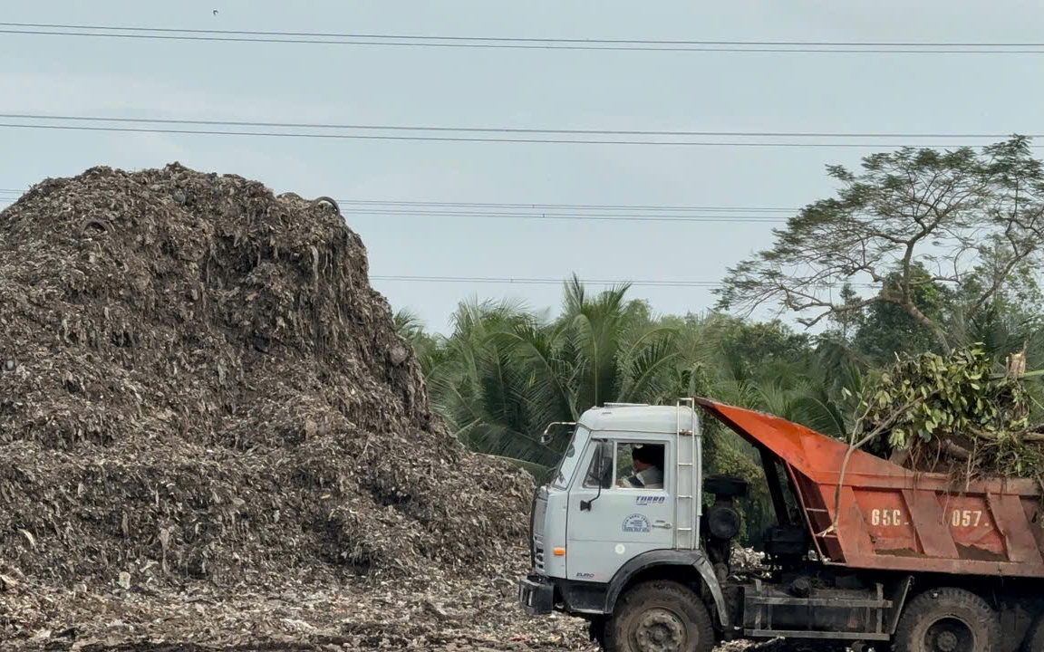 Bãi rác chắn cao tốc Cần Thơ - Cà Mau: Thêm 10 ngày để hoàn tất di dời- Ảnh 3. Ráo riết di dời bãi rác chắn cao tốc Cần Thơ - Cà Mau