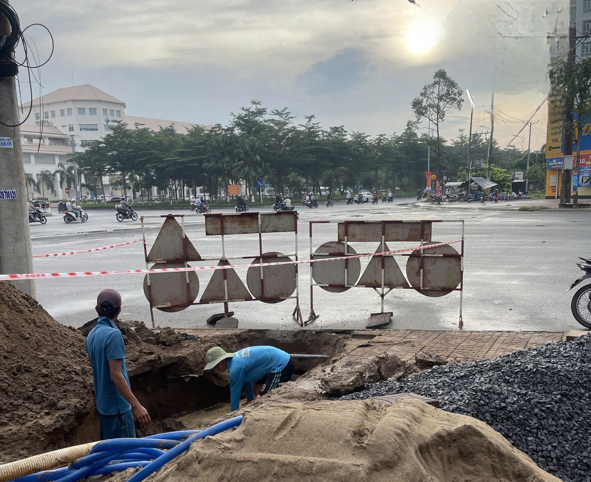 Cần Thơ: Lắp đ&egrave;n t&iacute;n hiệu x&oacute;a mất an to&agrave;n giao th&ocirc;ng 2 n&uacute;t giao- Ảnh 1.