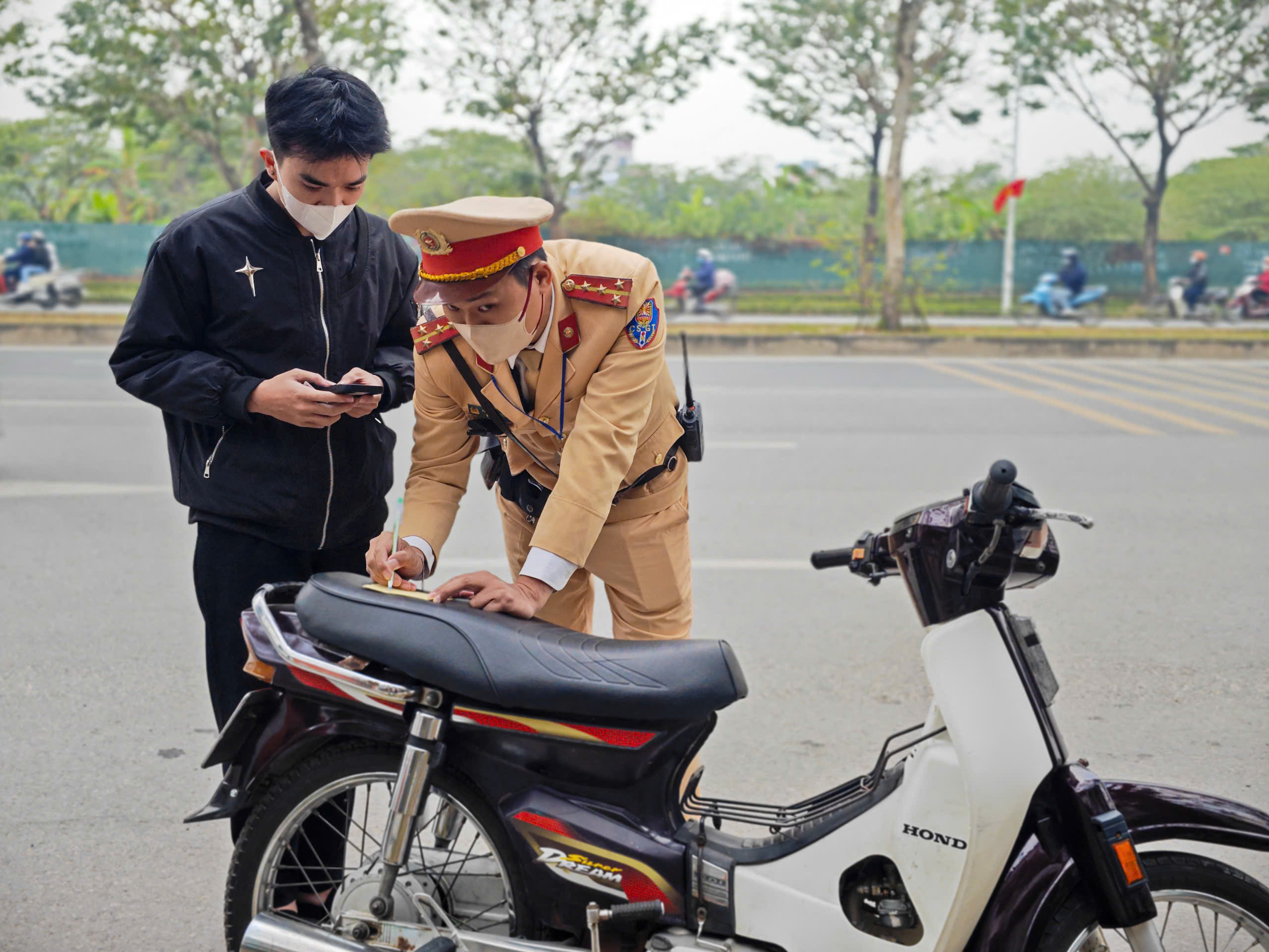 CSGT xử l&yacute; loạt học sinh vi phạm, phụ huynh tất tả đến k&yacute; bi&ecirc;n bản- Ảnh 4.