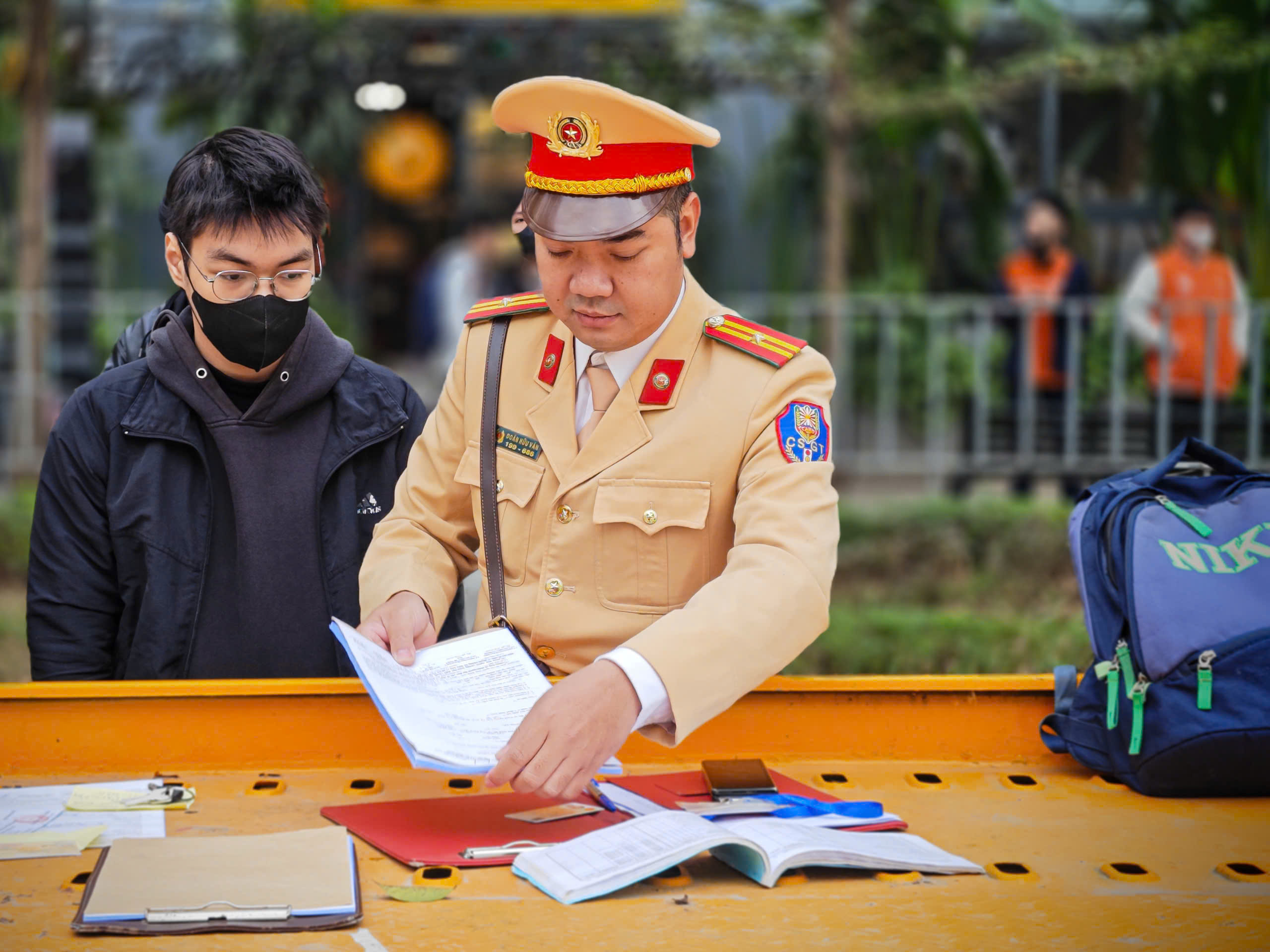 CSGT xử l&yacute; loạt học sinh vi phạm, phụ huynh tất tả đến k&yacute; bi&ecirc;n bản- Ảnh 5.