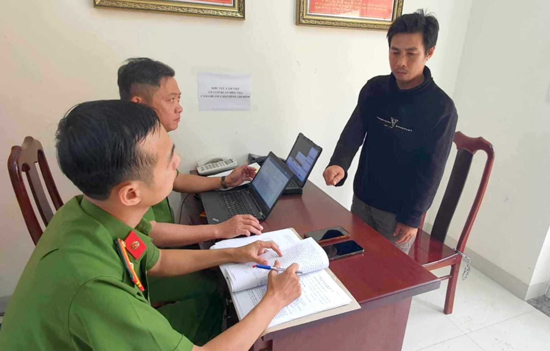 Đ&acirc;m bạn nhậu tử vong, nghi can đến cơ quan c&ocirc;ng an đầu th&uacute;- Ảnh 1.