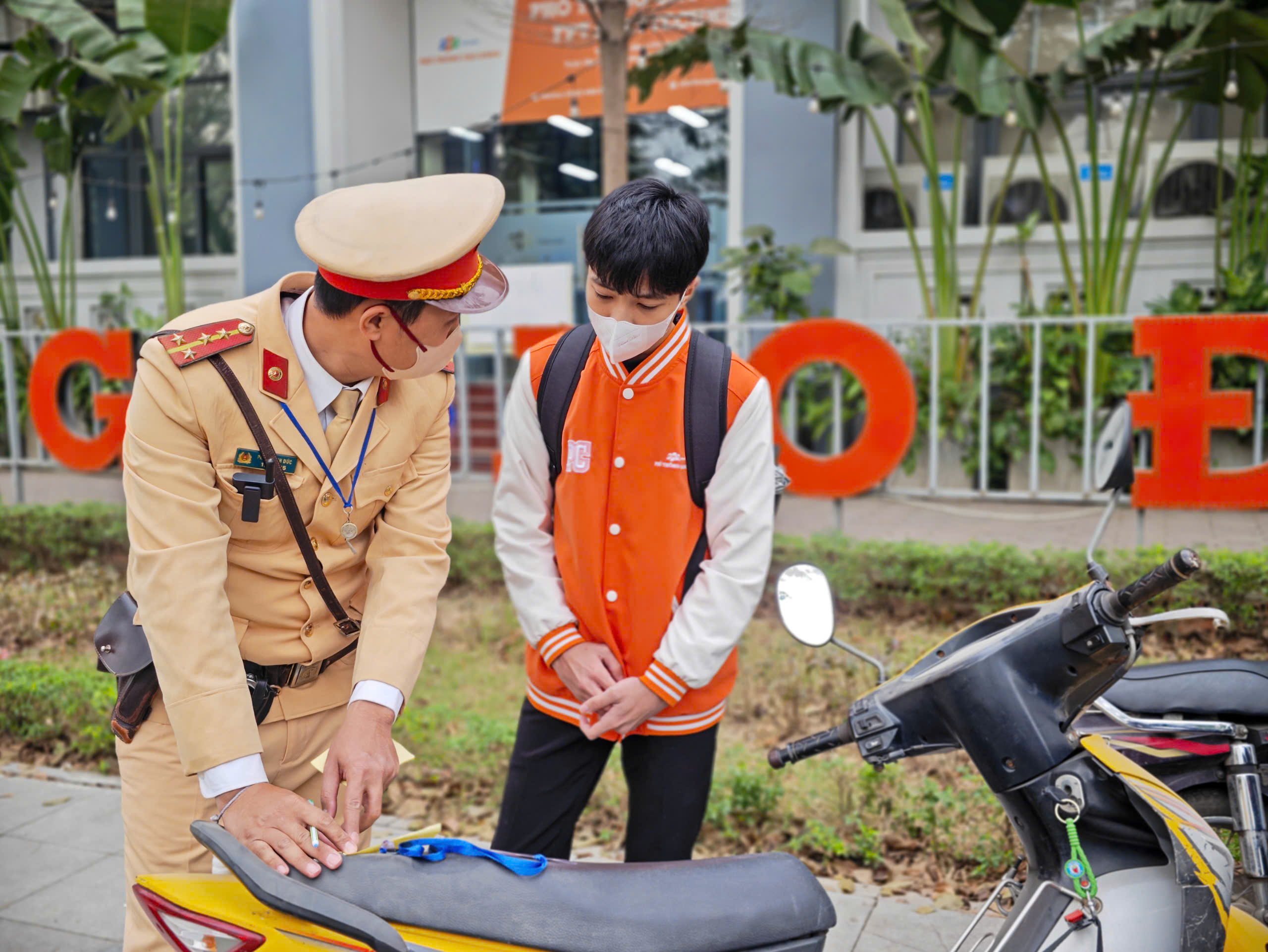 CSGT xử l&yacute; loạt học sinh vi phạm, phụ huynh tất tả đến k&yacute; bi&ecirc;n bản- Ảnh 2.